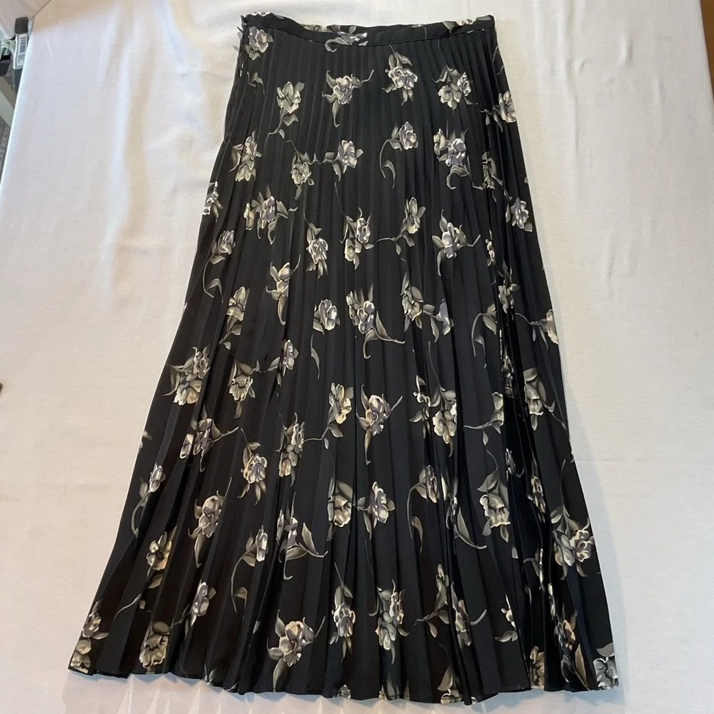 SAG Harbor Petite Long Black w/Floral Pleated Skirt Size 8 Flowing Formal Casual